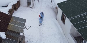 Sağlıkçılar 88 yaşındaki Fatma nineyi aşılamak için karlı yolları aştı