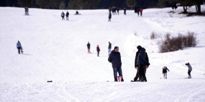 Ardahan'daki Yalnızçam Kayak Merkezi'nde hafta sonu yoğunluğu