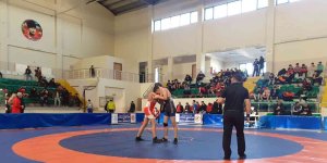 Güreş Grup Şampiyonası çekişmeli başladı