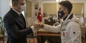Erzurum Valisi Memiş, Kış Olimpiyatları'nda 6. olan Akar'ı altınla ödüllendirdi