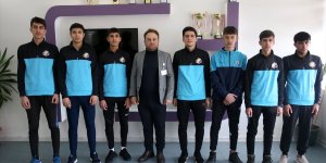 Bitlisli atletler karlı sokaklarda şampiyona için ter döküyor