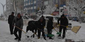 Hakkari'de karla mücadele sürüyor