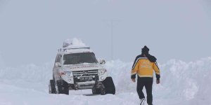112 Acil Sağlık ekipleri karlı yolları aşıp hastalara ulaşıyor