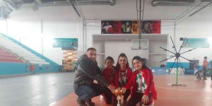 Masa tenisinde Arpaçay 3 Kasım Ortaokulu şampiyon oldu