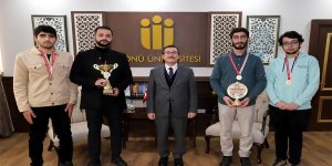 Rektör Kızılay'dan başarılı sporculara hediye