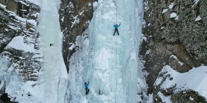 Erzurum'da sporcuların donan doğal şelalelere tırmanışı nefes kesti