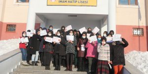 Karlıova'da öğrenciler yarıyıl tatilinin ardından karne sevinci yaşadı