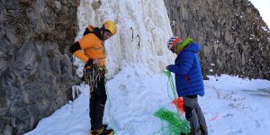Ünlü dağcı Tunç Fındık, sporcularla Murat Kanyonu'ndaki buz sarkıtlarına tırmandı