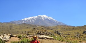Ağrı Dağı'na tırmandı, 3 dağ arasında bağ keşfetti