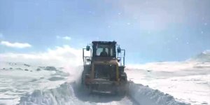 Ağrı'da yolu kardan kapanan köydeki hamile kadın için ekipler seferber oldu