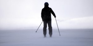 Ardahanlılar Yalnızçam'ın zirvesinde tipiye rağmen kayak yaptı
