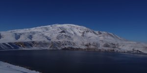 Adilcevaz'da Süphan Dağı ve Aygır Gölü beyaza büründü