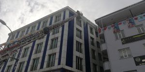 Güroymak'ta itfaiye ekipleri buz sarkıtlarını temizledi