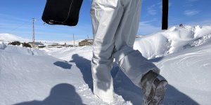 Sağlık ekipleri karda bata çıka yürüyerek köylere aşı götürüyor