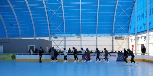 İpekyolu'nda öğrenciler buz pistiyle tanıştı