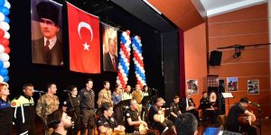 Polis korosu bu kez protokole konser verdi