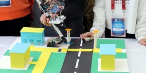 Ortaokul öğrencileri görme engelliler için "akıllı baston" tasarladı