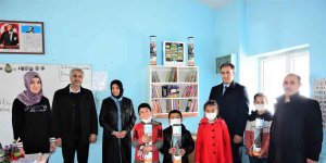Tuşba Belediyesinden okullara kitaplık ve kitap desteği
