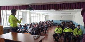 Kars'ta lise öğrencilerine trafik kuralları anlatıldı