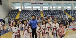 Miniklerden ilk resmi müsabakada 8 madalya