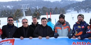 Belediyenin destek verdiği 'kar kurtları'ndan nefes kesen gösteri