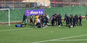 18 kırmızı kartın çıktığı karşılamada tekme ve yumruklar havada uçuştu