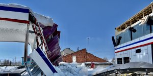 Ağrı'da akaryakıt istasyonunun çatısı çöktü