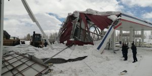 Ağrı'da çatısı çöken istasyondan 5 kişinin kurtulma anı güvenlik kamerasında