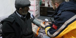 Ağrı'da rahatsızlanan kişi, yolu kardan kapalı mezradan paletli ambulansla alındı