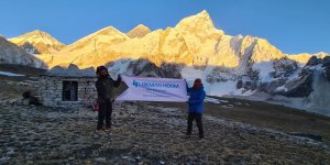 Lokman Hekim Van Hastanesinin flaması Everest Tepesi'nde