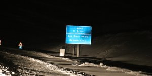 Ağrı-Erzurum kara yolu yoğun kar ve tipi nedeniyle tır geçişine kapatıldı
