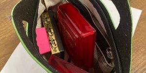 Ağrı'da minibüste unutulan 100 bin liralık altın ve döviz sahibine ulaştırıldı