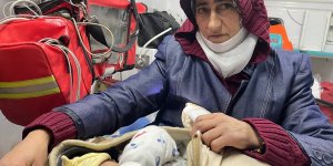 Ağrı'da rahatsızlanan bebek yolu kapalı köyden paletli ambulansla alındı