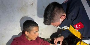 Sağlık ekipleri yolu kapanan köyde kolunu inciten çocuk için seferber oldu