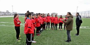 Van Büyükşehir Belediyesi Kadın Futbol Takımı ilk maçına hazırlanıyor