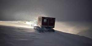 Ağrı'da sağlık ekipleri yolu kapanan mezradaki hasta için seferber oldu