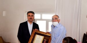 Şehit babasına evinde Devlet Övünç Madalyası ve Beratı