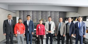 Kaymakam Güneş, Güreşte Türkiye 3. Olan Aleyna'ya altın ödülü verdi