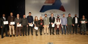 Ağrı İbrahim Çeçen Üniversitesinin yeni profesör ve doçentleri cübbelerini giydi