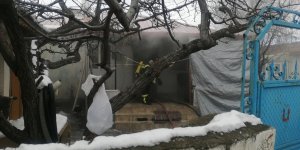 Erzincan'da tek katlı ev, yangında kullanılamaz hale geldi