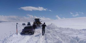 Yolda mahsur kalanları belediye ekipleri kurtardı