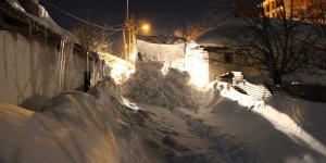 Ekipler öğrencilerin okula ulaşımı için gece de kar temizleme çalışması yaptı
