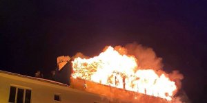 Refahiye'de binanın çatı katında çıkan yangın 3 saatte söndürüldü