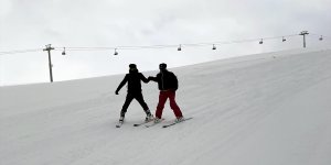 Tipiye rağmen Yalnızçam'da kayak yapmanın keyfini çıkardılar
