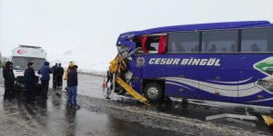 Erzurum'da kontrolden çıkan yolcu otobüsü tırla çarpıştı, 1 kişi öldü