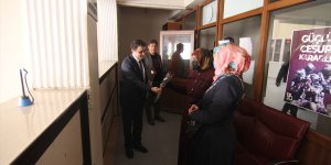 Özalp Kaymakamı Nasır, kadınlara karanfil dağıttı