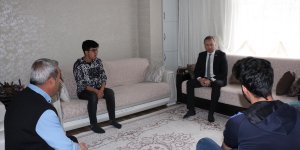 Hizan Kaymakamı Yelek, şehit ailesini ziyaret etti