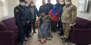 Elazığ'da jandarmadan engelli gence tekerlekli sandalye