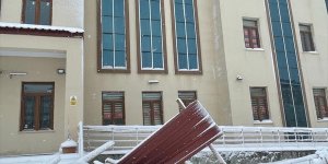 Erzurum'da fırtınada çatısı uçan okulda eğitime ara verildi