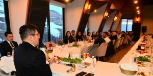 Erzurum Valisi Memiş, sağlık çalışanları ve öğretmenlerle iftarda buluştu